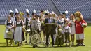 Pelatih anyar Bayern Munchen, Carlo Ancelotti saat foto bersama celana tradisional Bavaria dan tim musik yang berpakaian tradisional Bavaria di Stadion klub FC Bayern Munich, Jerman, (11//7/2016). (AFP/Guenter Schiffmann)