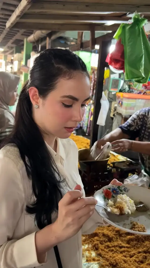 6 Potret Arumi Bachsin bergaya hidup sederhana meski jadi istri pejabat, berburu kerudung di pasar