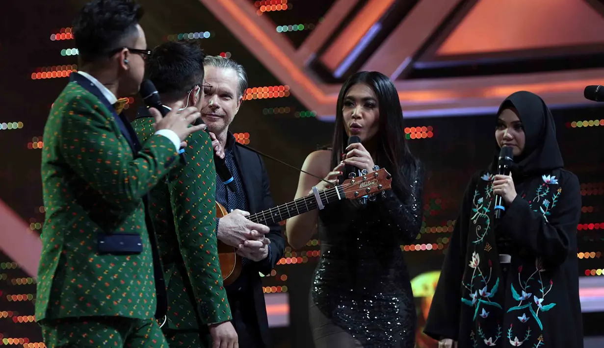 Dengan terbata-bata, Price mengikuti gaya nyanyi Rina Nose. Lagu daerah Sunda itu ditirukan meski hanya beberapa bait. Begitu sebaliknya, Price minta lagunya berjudul If You Were My Baby dibawakan Rina dengan nada sinden. (Deki Prayoga/Bintang.com)