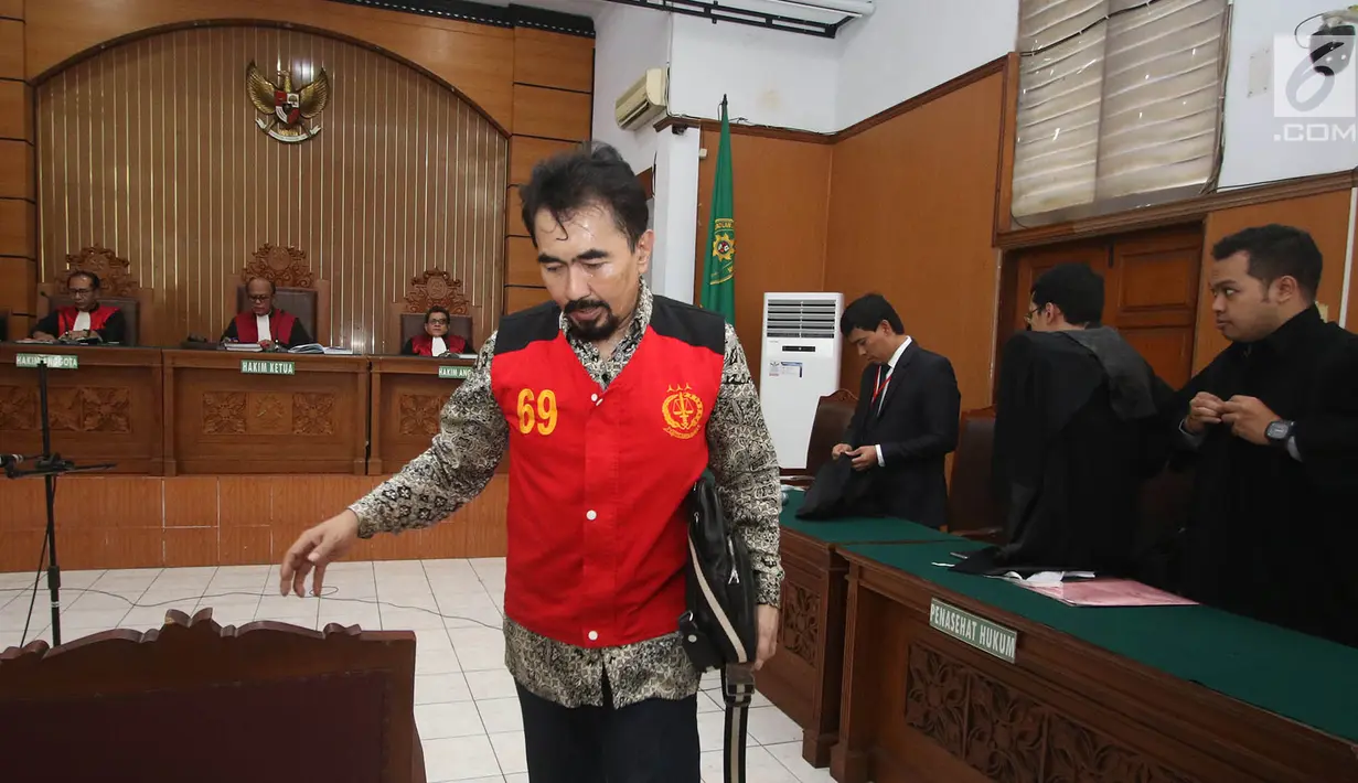 Gatot Brajamusti atau Aa Gatot usai menjalani sidang perdana kasus kepemilikan senjata api ilegal dan satwa langka di PN Jakarta Selatan, Selasa (10/10). Gatot mengenakan kemeja batik lengan panjang dibalut rompi tahanan (Liputan6.com/Immanuel Antonius)