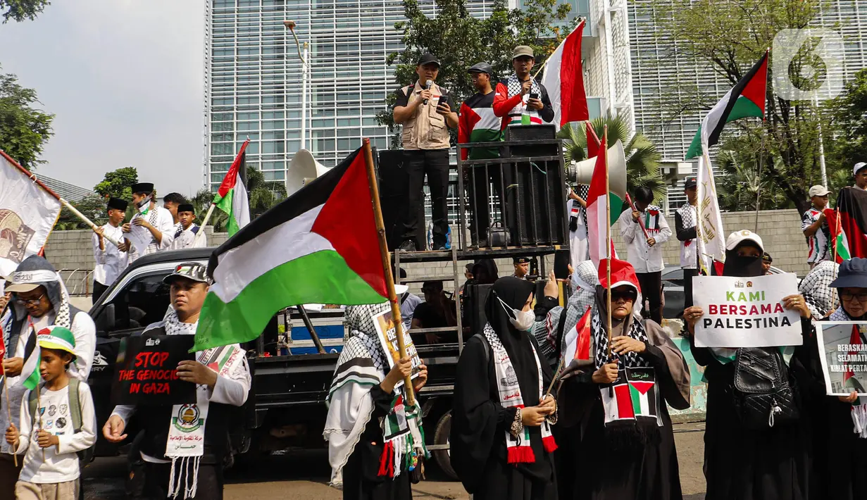 Masa yang tergabung dalam Aqsa Working Group (AWG) melakukan aksi damai di depan Kedutaan Besar Amerika Serikat, Jakarta, Jumat (17/5/2024). (Liputan6.com/Angga Yuniar)