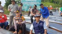 Kapolres Garut AKBP Wirdhanto Hadicaksono bersama perwakilan petani tengah melakukan penanaman perdana kacang koro pedang di wilayah kecamatan Kadungora, Garut. (Liputan6.com/Jayadi Supriadin)