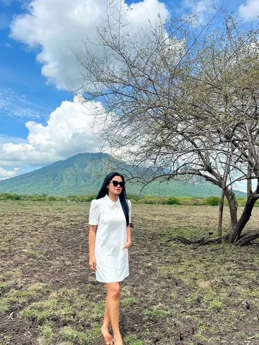 Tak heran jika pada akhirnya sosok Titi Kamal selalu menuai banyak pujian. Terlebih karena dirinya tetap cantik dan langsing bahkan setelah menjadi ibu dua orang anak. (Liputan6.com/IG/@titi_kamall)