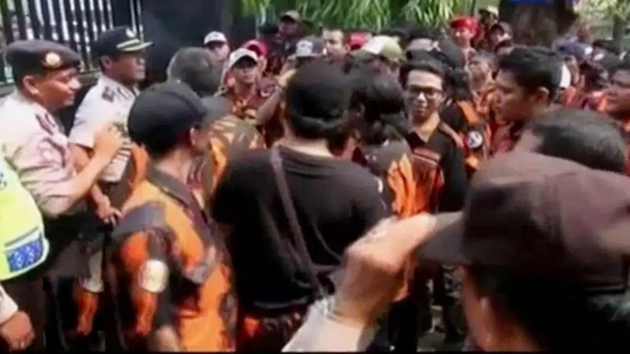 Segmen 1: Anggota Ormas Demo hingga Status Bencana Kabut Asap