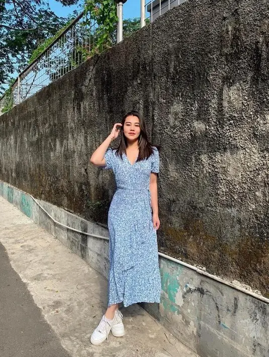 Kali ini, pelantun lagu “Tak Searah” ini tampil feminin dengan floral dress dan sepatu sneakers warna putih.  (Instagram/Aaliyah.massaid).