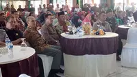 Suasana silaturahmi sejumlah purnawirawan TNI dari kesatuan Kostrad di Garut, Jawa Barat, Minggu (16/7/2016). (Liputan6.com/Jayadi Supriadin)