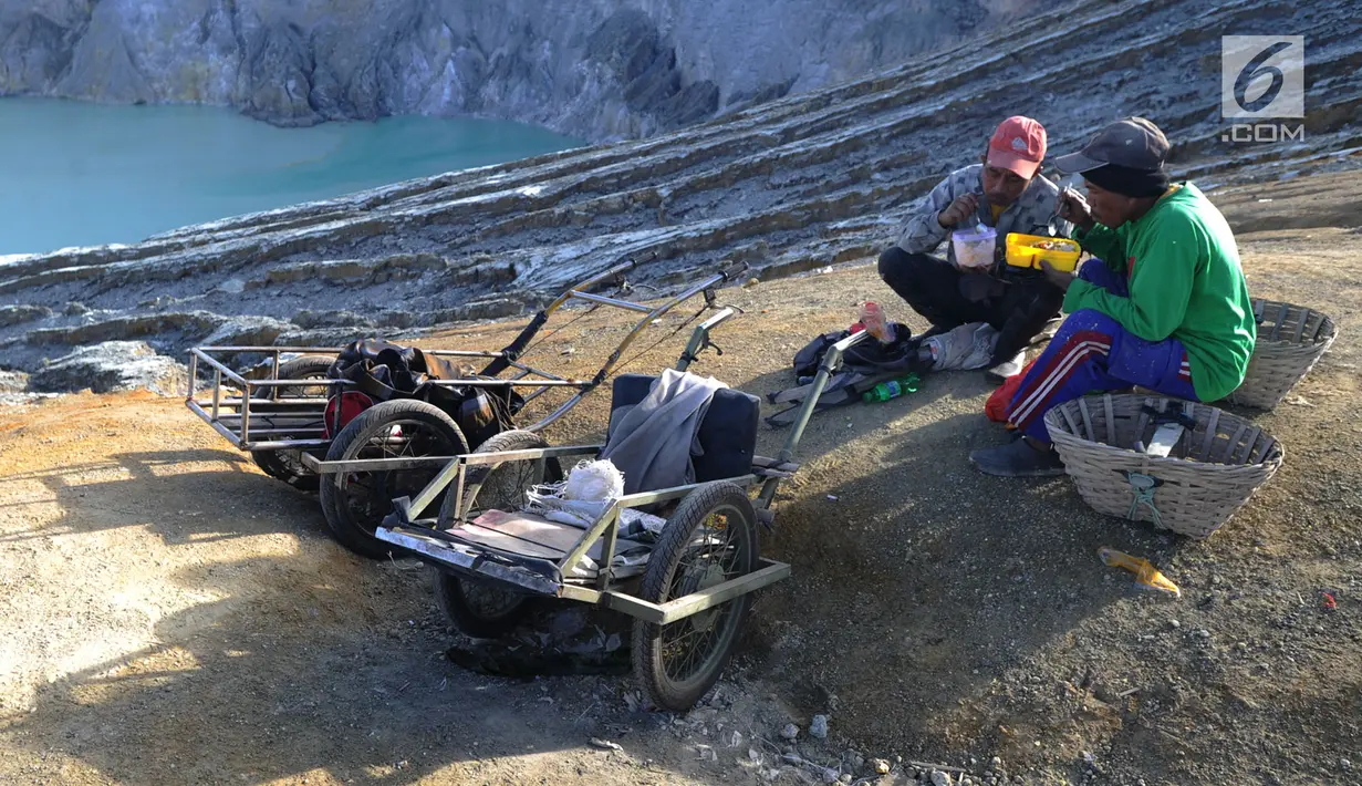 Penambang beristirahat di Kawah Ijen, Banyuwangi, Jawa Timur, Senin (2/7). Para penambang mulai mengangkut belerang pada pukul 01.00 dinihari dengan jarak jarak 10 km bolak balik. (Merdeka.com/Arie Basuki)