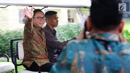 Ketua MPR yang juga Ketum PAN Zulkifli Hasan melambaikan tangan seusai menemui Presiden Joko Widodo (Jokowi) di Istana Merdeka, Jakarta, Selasa (18/7). Keduanya melakukan pertemuan tertutup dan selama kurang lebih dua jam. (Liputan6.com/Angga Yuniar)