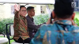 Ketua MPR yang juga Ketum PAN Zulkifli Hasan melambaikan tangan seusai menemui Presiden Joko Widodo (Jokowi) di Istana Merdeka, Jakarta, Selasa (18/7). Keduanya melakukan pertemuan tertutup dan selama kurang lebih dua jam. (Liputan6.com/Angga Yuniar)