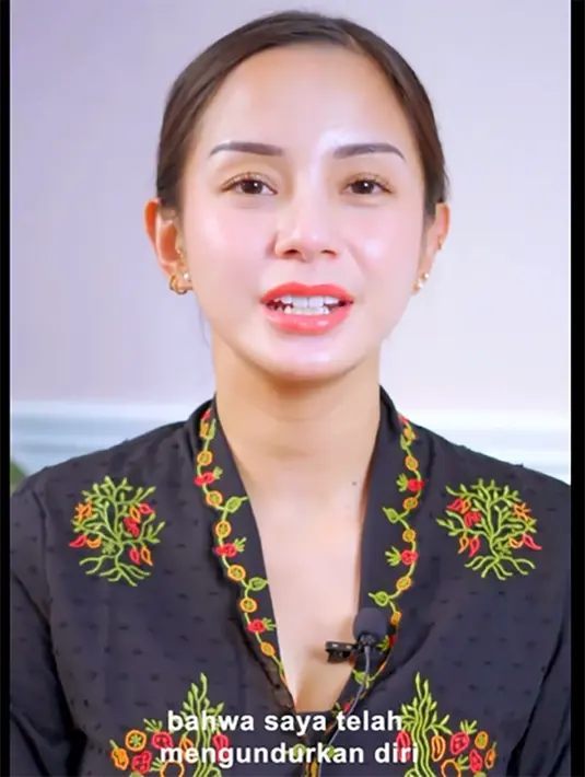 "Alasannya kenapa saya mengundurkan diri dikarenakan kesibukan-kesibukannya saya," kata Kirana dalam keterangannya. [Instagram/kiranalarasati]