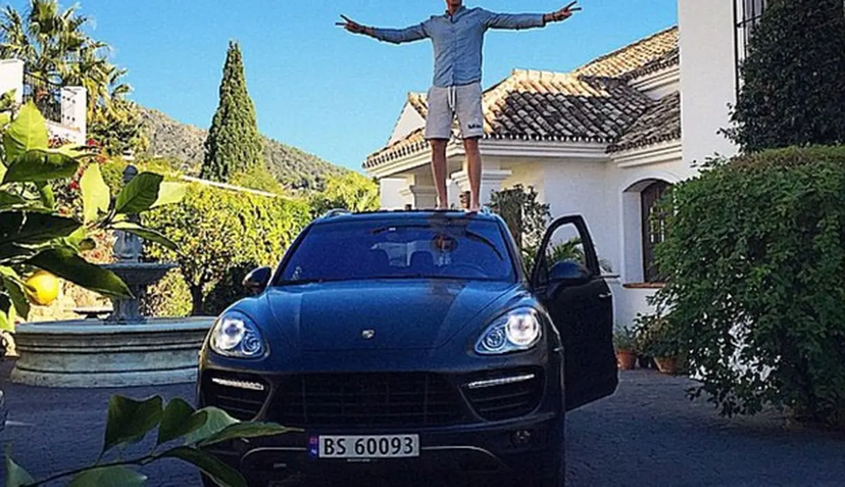 Pemilik akun @arnhoff rupanya memang punya terlalu banyak uang. Dia punya koleksi barang mewah, yang salah satunya adalah Porche Cayenne ini. Saking banyaknya mobil, dia tak ragu menginjak-injak mobilnya.