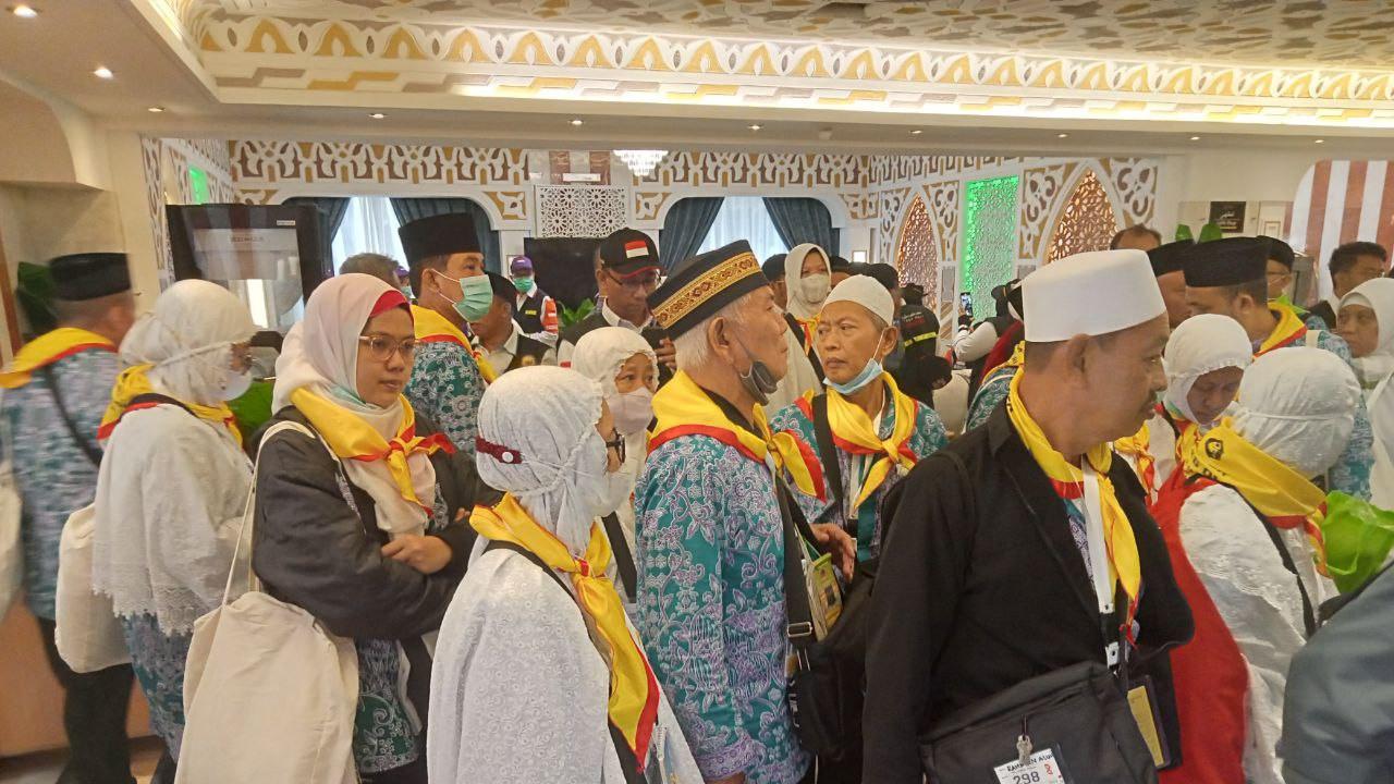 Jemaah haji Indonesia kloter pertama dari Embarkasi Jakarta-Pondok Gede