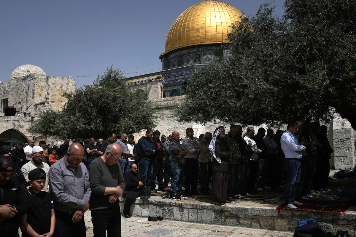 Suasana Sholat Jumat Pasca Serangan Militer Israel ke Masjid Al Aqsa