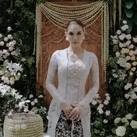 Potret Anggunnya Luna Maya Kenakan Paes Jelang Pernikahan. [@lunamaya]