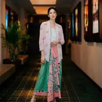Kebaya encim bordir bunga kecil dijadikan Laura Basuki sebagai outer untuk tank top putih. @laurabas.