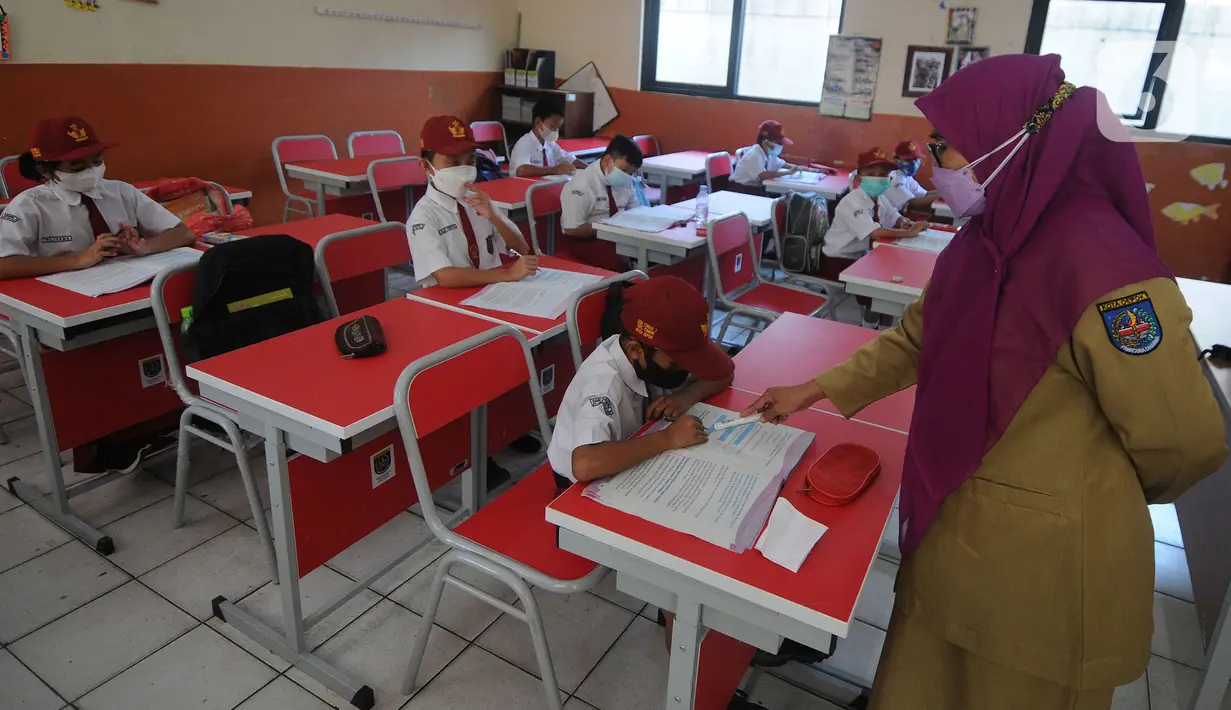 Guru mengawasi simulasi Pembelajaran Tatap Muka Terbatas (PTMT) di SDN 03 Cinere, depok, Jawa Barat, Selasa (28/09/2021). Menurut jadwal PTMT serentak di seluruh sekolah  akan diselenggarakan 4 Oktober mendatang. (merdeka.com/Arie Basuki)