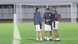 Sang pelatih, Patrick Kluivert pun berbicara mengenai kemungkinan untuk mencadangkan Maarten Paes dan memberikan kesempatan kepada Emil Audero Mulyadi saat melawan Bahrain nanti. (Bola.com/M Iqbal Ichsan)