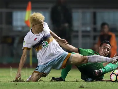 Pemain Persela Lamongan, Kozuke Yamazaki (kiri) terjatuh saat berduel dengan pemain PS TNI, Guntur Triaji pada Liga 1 2017 di Stadion Pakansari, Bogor, Sabtu (27/5/2017). (Bola.com/Nicklas Hanoatubun)