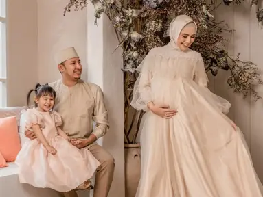 Kartika Putri melakukan maternity shoot bersama suami dan anak pertamanya, Syarifah Khalisa. (Foto: Instagram/ riomotret)