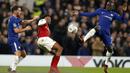 Pemain Arsenal, Alex Iwobi (tengah) berebut bola dengan dua pemain Chelsea pada laga leg pertama semifinal Piala Liga Inggris di Stamford Bridge, London, (10/01/2018). Chelsea bermain imbang 0-0 lawan Arsenal. (AFP/Adrian Dennis)