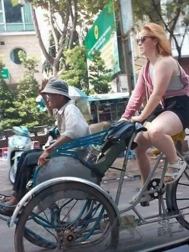tingkah nyeleneh orang Indonesia (foto: twitter/@CrazyinINA)