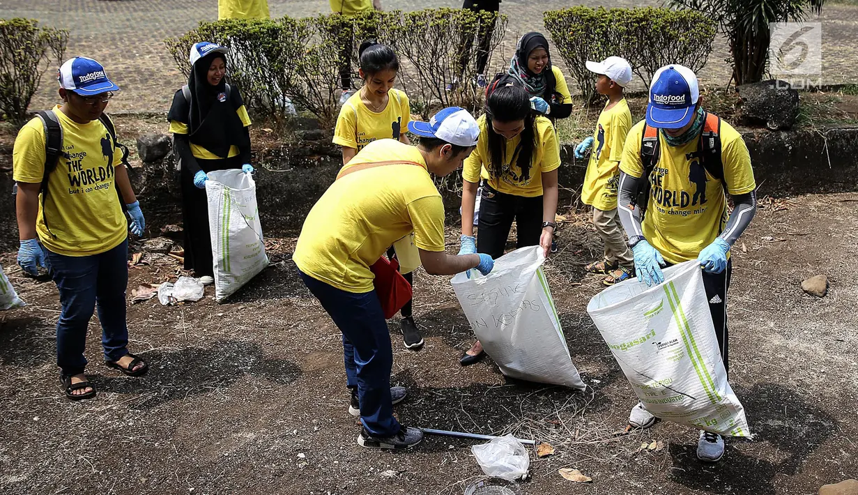 Relawan membersihkan sampah di kawasan Taman Mini Indonesia Indah (TMII), Jakarta. Kegiatan ini digelar dalam rangka World Cleanup Day 2018 yang bertujuan meningkatkan kesadaran masyarakat untuk menjaga lingkungan. (Liputan6.com/Fery Pradolo)