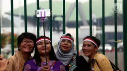 Massa dari Perempuan Peduli Indonesia berswafoto disela aksi mendukung pengesahan Perppu Ormas di depan Gedung DPR RI, Jakarta, Kamis (27/7). Kumpulan para ibu mendesak pemerintah untuk merealisasikan Perppu No 2 Tahun 2017. (Liputan6.com/Johan Tallo)