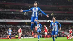 Nama Kaoru Mitoma semakin meroket setelah bermain apik bersama Brighton & Hove Albion. Mitoma menjadi pemain sayap kiri yang fantastis dengan torehan tiga gol dan empat assist dari 12 laga di semua kompetisi musim ini. (AFP/Glyn Kirk)
