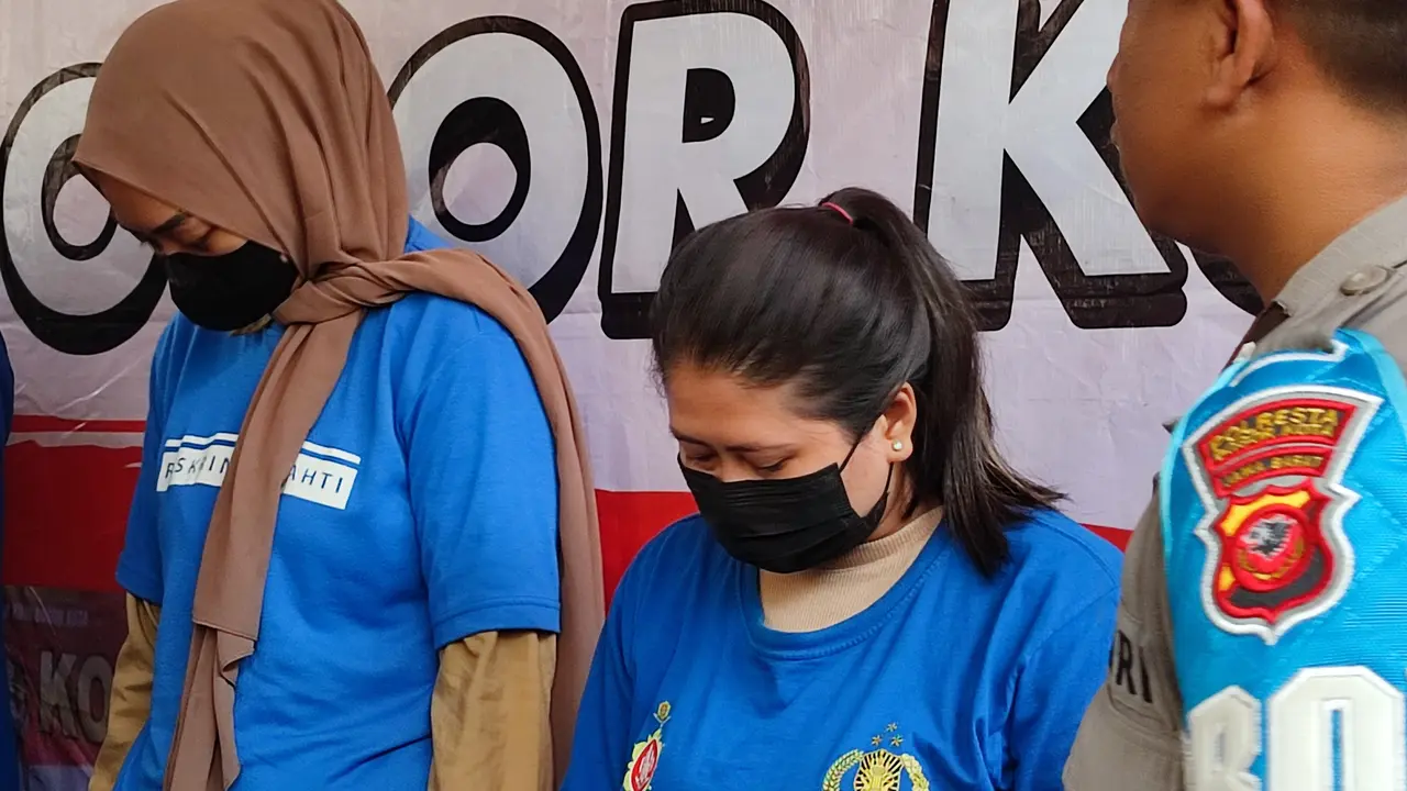 Dua bandar arisan lelang di Kota Bogor, Jawa Barat, ditangkap polisi karena diduga menipu sekitar 54 orang. Kerugian para korban ditaksir mencapai Rp2 miliar. (Liputan6.com/Achmad Sudarno)