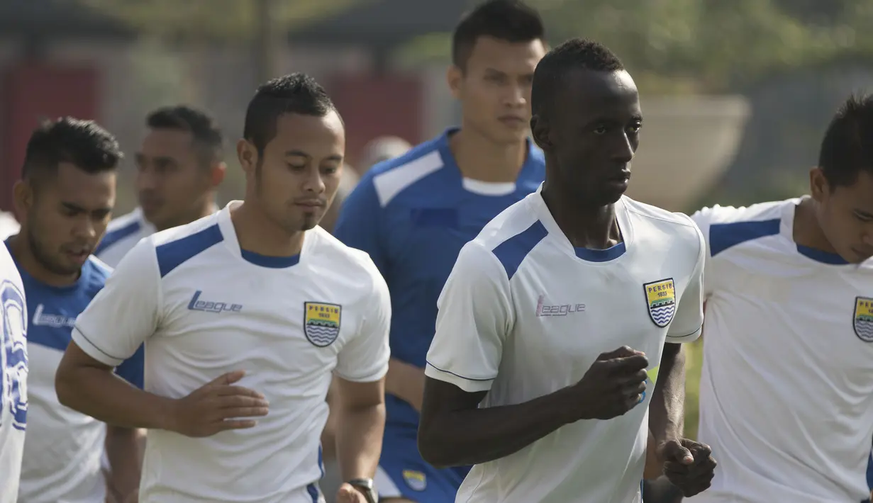 Gelandang serang Persib, Makan Konate melakukan pemanasan saat latihan ringan jelang laga melawan Martapura F.C di Alun-alun Kota Bandung, Jawa Barat, Kamis (10/9/2015). (Bola.com/Vitalis Yogi Trisna)
