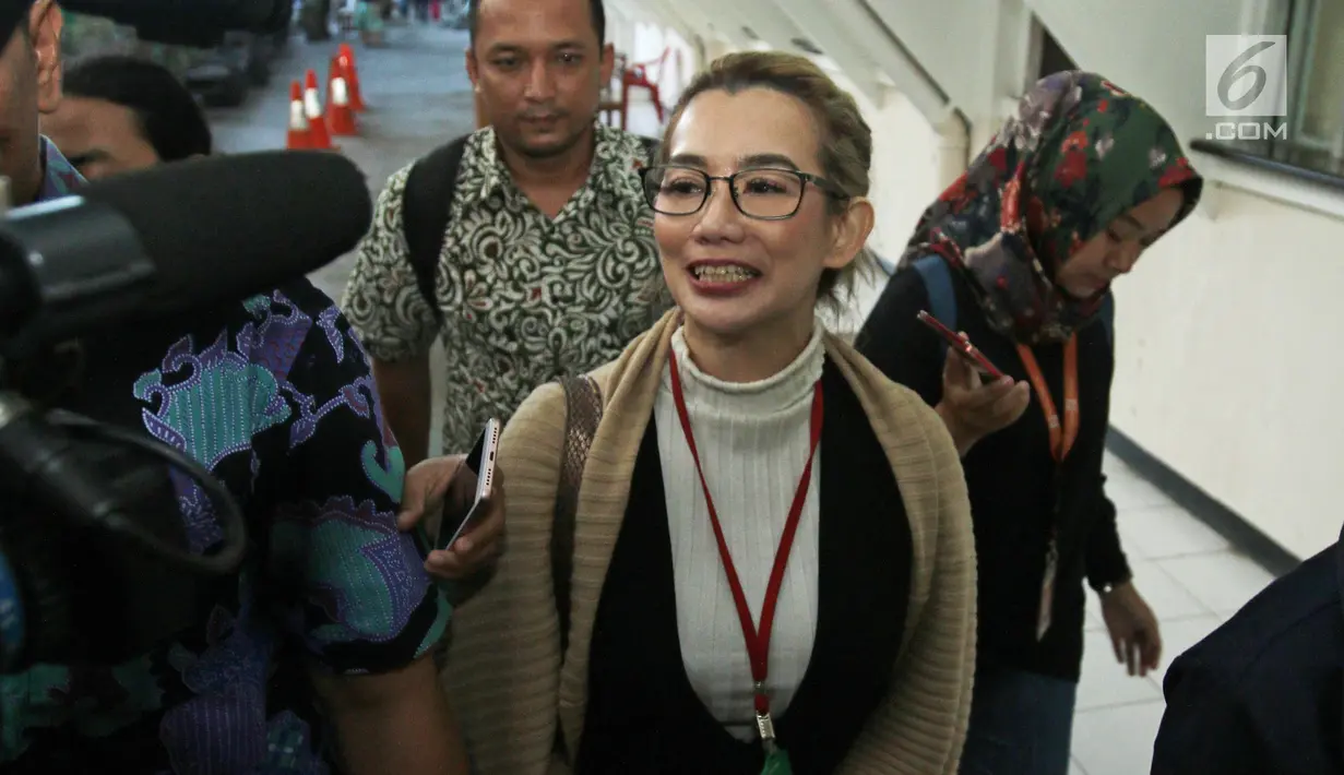 Penyanyi Reza Artamevia memberi keterangan kepada awak media saat hadir di Pengadilan Negeri Jakarta Selatan, Selasa (9/1). Kehadiran Reza ini untuk memberikan kesaksian atas kasus asusila yang melibatkan Gatot Brajamusti. (Liputan6.com/Herman Zakharia)