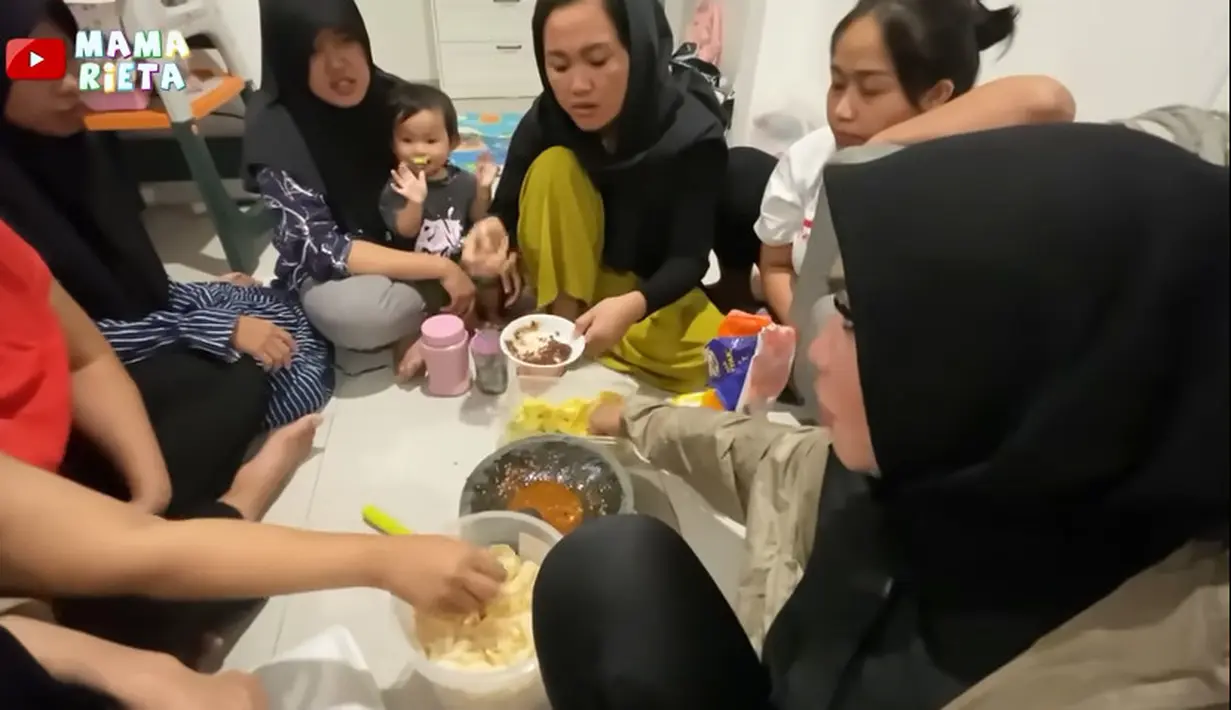 Melihat di kolom komentar, banyak yang memuji sikap Mama Rieta. "Pantes ya mba gigi sama mba caca sangat humble dan hatinya baik. Ibunya jd contoh MasyaAllah," tulis @AnnisaAP  [Youtube/Mama Rieta]