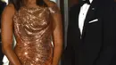 Presiden AS Barack Obama dan Ibu Negara Michelle Obama  berbincang sambil menunggu kedatangan PM Italia Matteo Renzi di Gedung Putih, Washington, Selasa (18/10). Malam itu, Michelle tampil cantik berbalut gaun rancangan Versace. (Nicholas Kamm/AFP)