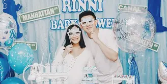 Saat ini, Rinni Wulandari sedang berbahagia. Pasalnya istri dari Jevin Julian ini mendapatkan kejutan dari sahabatnya berupa pesta kecil baby shower. (Foto: instagram.com/rinni_w)