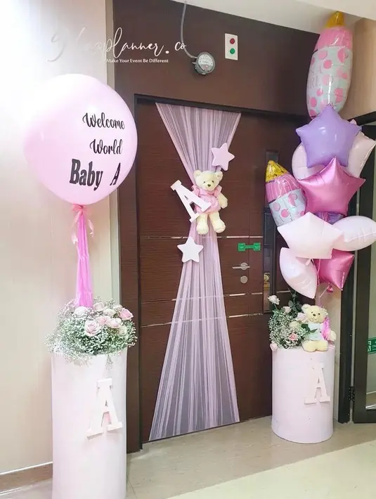 Depan kamar sang buah hati pun ikut dihias dengan balon-balon serba pink. Ada pula boneka teddy bear yang tersangkut di gorden pintu. (Instagram/ghazplanner.co).