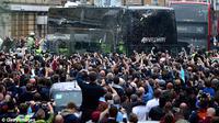 Bus Pemain MU diserang fans Wes Ham