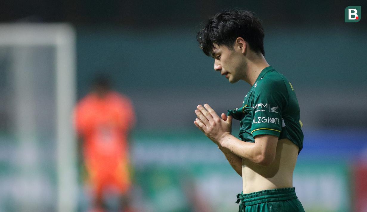 Ekspresi kecewa pemain Persebaya Surabaya, Taisei Marukawa saat melawan PSIS Semarang dalam laga pekan ke-6 BRI Liga 1 2021/2022 di Stadion Wibawa Mukti, Cikarang, Minggu (03/10/2021). (Bola.com/Bagaskara Lazuardi)