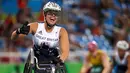 Atlet Kursi Roda, Hannah Cockroft dari Inggris merayakan kemenangannya di kejuaraan Paralimpiade Rio 2016, Brasil (14/09). Hannah berhasil meraih emas dalam kejuaraan tersebut. (REUTERS / Ricardo Moraes)