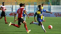 Gelandang Arema U-21, Istyo, saat berduel dengan pemain Madura United di ISC U-21, Sabtu (27/8/2016). Arema kalah 1-3 di laga ini. (Bola.com/Iwan Setiawan)