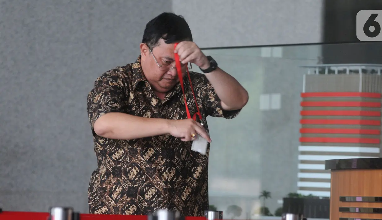 Mantan Wakil Bupati Lampung Utara Sri Widodo usai menjalani pemeriksaan di Gedung KPK, Jakarta, Senin (11/11/2019). Sri Widodo kembali diperiksa untuk melengkapi berkas penyidikan tersangka Bupati nonaktif Lampung Utara Agung Ilmu Mangkunegara. (merdeka.com/Dwi Narwoko)