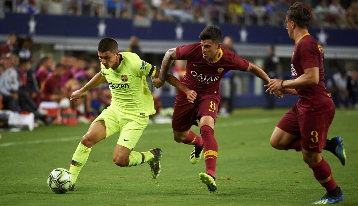 Gelandang Barcelona, Sergio Palencia, berusaha melewati gelandang AS Roma, Diego Perotti, pada laga International Championship Cup di Stadion AT&T, Texas, Selasa (31/7/2018). AS Roma menang 4-2 atas Barcelona. (AFP/Cooper Neill)