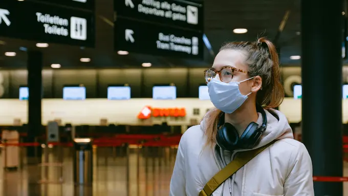 ilustrasi kacamata berembun saat menggunakan masker di era new normal/pexels