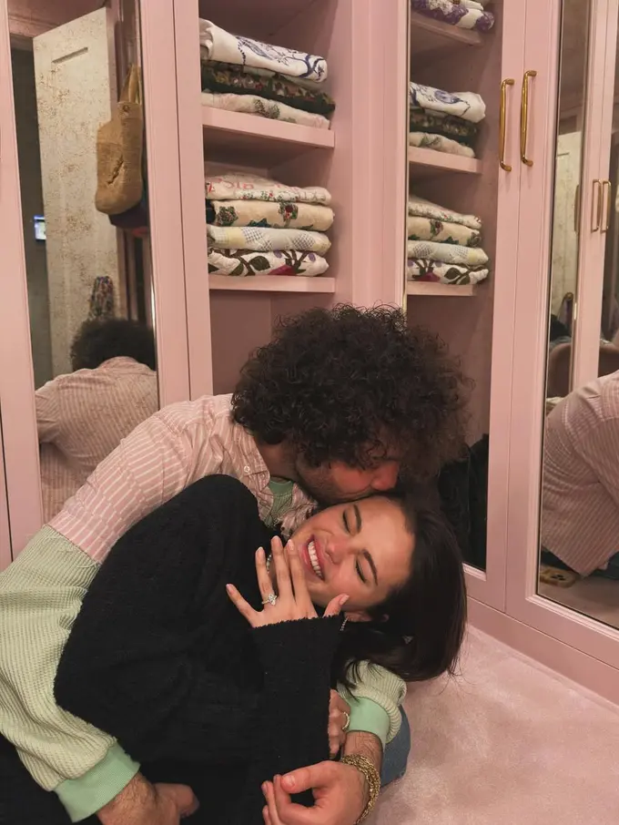 Gaya Selena Gomez Pamer Cincin Lamaran dengan Benny Blanco, Elegan dalam Sweater Hitam