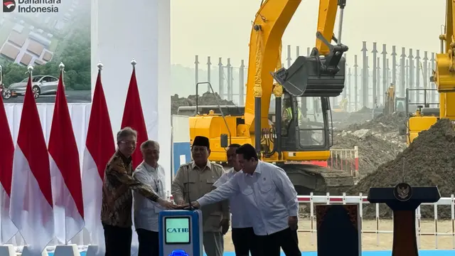 Presiden Prabowo Subianto melakukan groundbreaking atau peletakan batu pertama Ekosistem Industri Baterai Kendaraan Listrik Terintegrasi