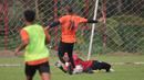 Pemain Persija Jakarta, Gustavo Almeida (tengah) gagal mencetak gol saat pertandingan internal sesama pemain dalam sesi latihan yang berlangsung di Nirwana Park, Bojongsari, Depok, Jawa Barat, Senin (20/11/2023). (Bola.com/Ikhwan Yanuar)