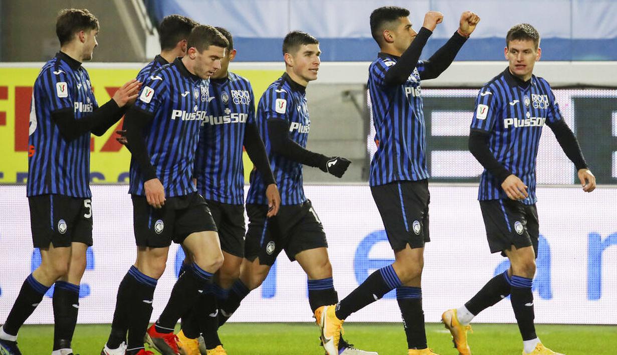 Para pemain Atalanta merayakan gol yang dicetak oleh Aleksej Miranchuk ke gawang Lazio pada laga Coppa Italia di Stadion Gewiss, Rabu (27/1/2021). Atalanta menang dengan skor 3-2. (Stefano Nicoli/LaPresse via AP)