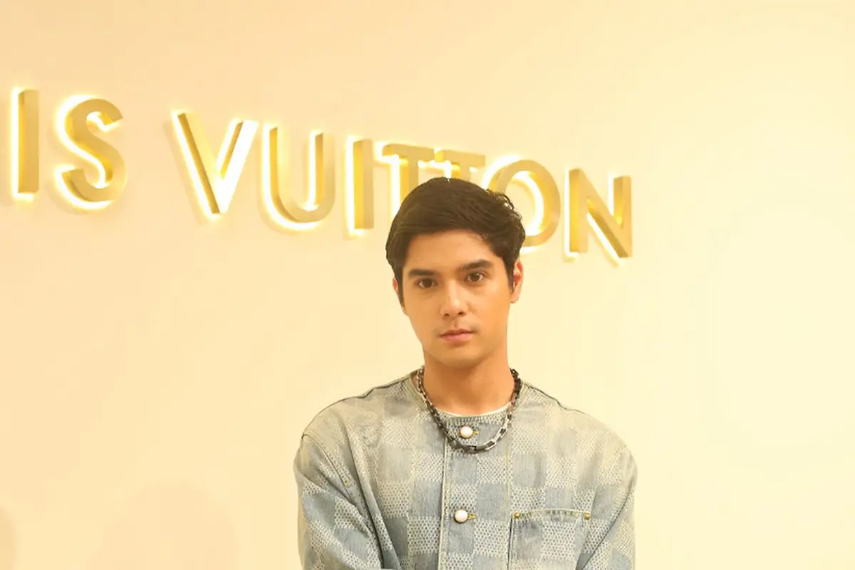 Al Ghazali di acara Louis Vuitton. [Adrian Putra/Fimela]