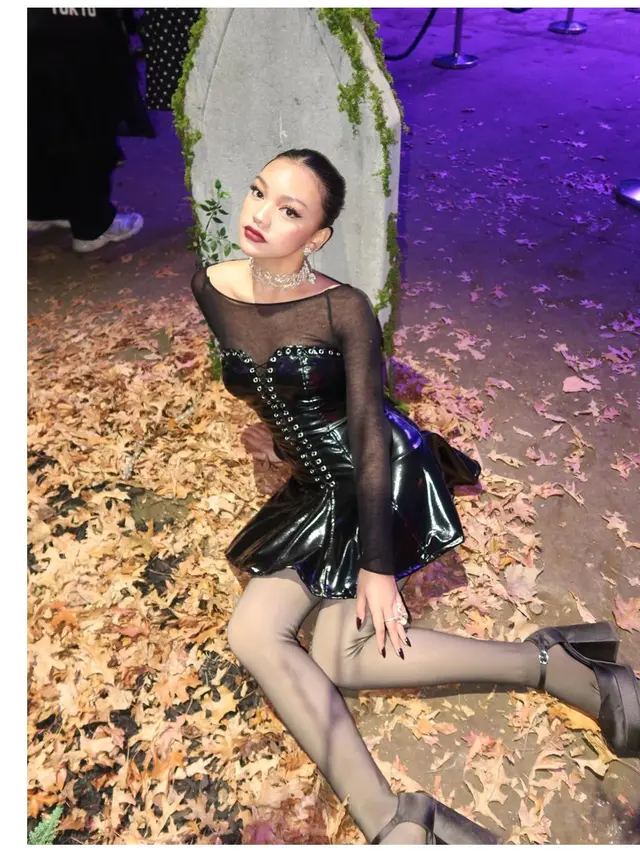 5 Busana Ikonik Naura Ayu saat Hadiri Wednesday's Doom Tour di Sydney