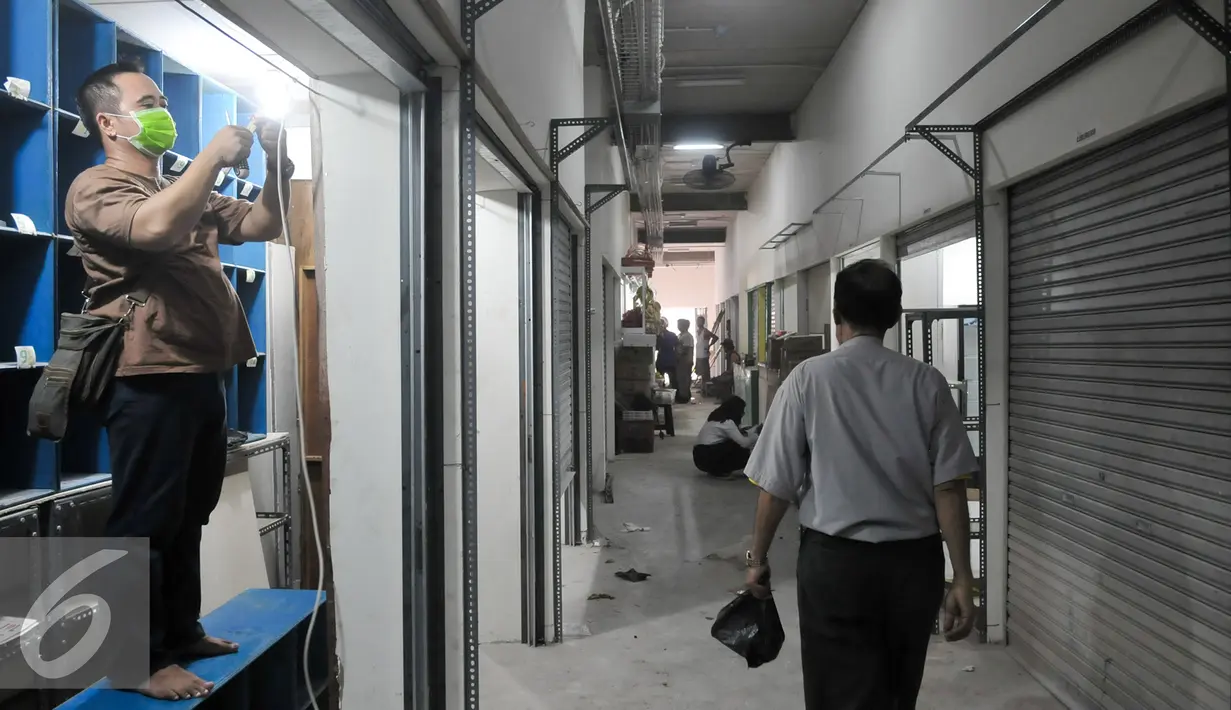 Suasana di Tempat Penampungan Sementara (TPS), Manggarai, Jakarta, Selasa (4/10). Pedagang Pasar Rumput mulai tempati kios TPS Pasar Jaya Manggarai. (Liputan6.com/Yoppy Renato)
