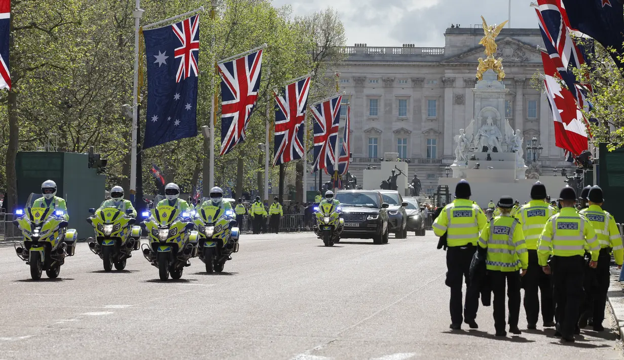 Petugas polisi terlihat di The Mall dekat Istana Buckingham menjelang akhir pekan penobatan Raja Charles III dan Ratu Camilla  di pusat kota London, Jumat (5/5/2023). (Photo by Odd ANDERSEN / AFP)